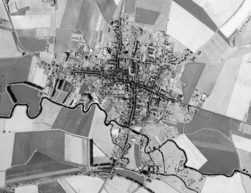 Crécy-sur-Serre - Centre-ville en 1986, vue d'ensemble avec la Serre et la Souche qui sillonnent en bas (remonterletemps.ign.fr)