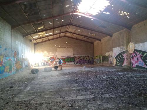 Grand hangar abandonnée arrière court d'une carrière