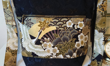 Sac à main tissu japonais authentique jaune, noir et or motifs floraux et grue, trois ouverture et sangle ajustable