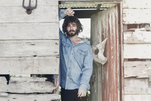Angus Stone, craquante interview à Paris pour la sortie de Broken Brights