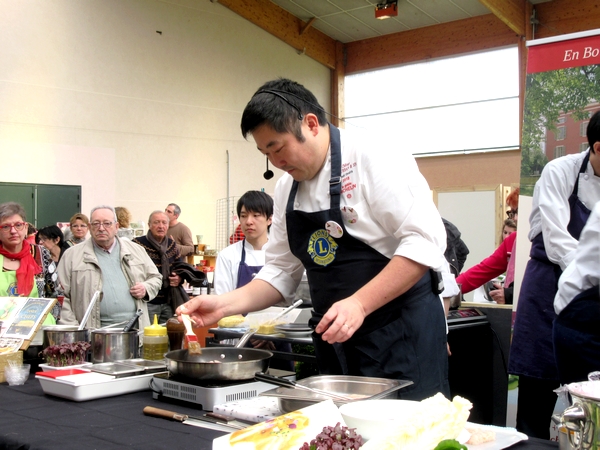 Takashi Kinoshita , chef étoilé du Château de Courban,  a démontré tout  son talent au salon "Art et Saveurs" organisé par le Lions Club