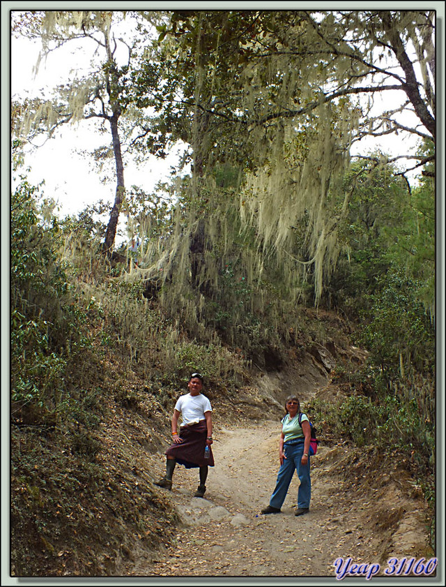 Blog de images-du-pays-des-ours : Images du Pays des Ours (et d'ailleurs ...), Pause et poses sur le sentier vers le Monastère de Taktsang (Tiger Nest Monastery) - Paro - Bhoutan