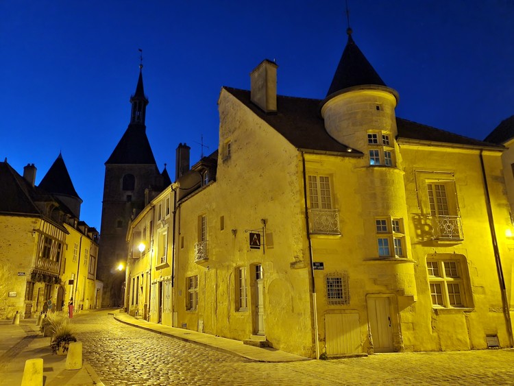 Tour de l'Horloge et maison Domecy