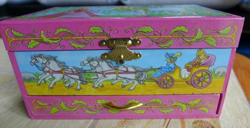 Une boite à bijoux musicale pour Alice...