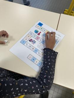 Jeux de course pour lire les lettres, syllabes, mots outils