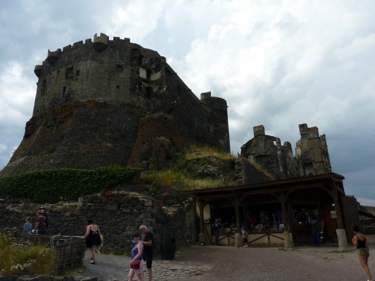 Au pied du château