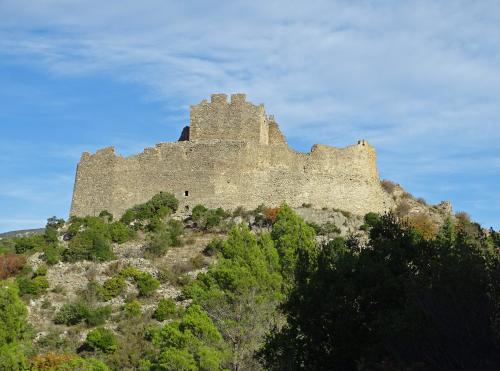 Le Château de Padern et le prieuré de Molhet depuis Padern