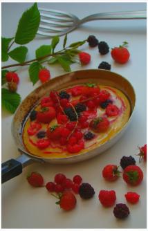 GÂTEAU AUX FRUITS ROUGES CUIT À LA POÊLE