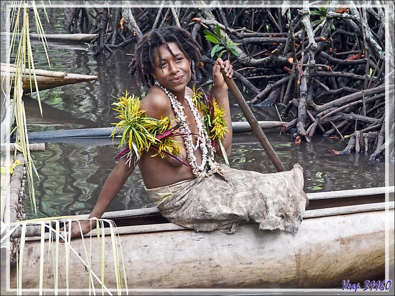 C'est parti pour une agréable balade (pour nous deux, pas pour les piroguiers !) d'une demi-heure en pirogue dans la mangrove - Tufi - Maclaren Harbour - Province d'Oro - Papouasie Nouvelle-Guinée