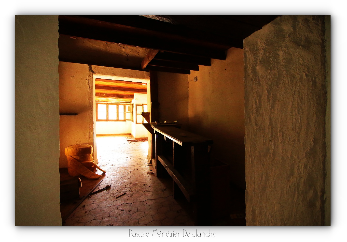 Urbex en Cévennes, Gard (2/4) - Le restaurant et son salon.