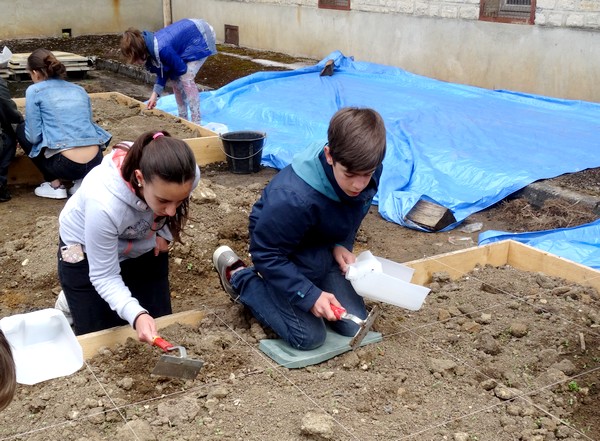 Les élèves du Collège Fontaine des Ducs s'initient à l'archéologie !
