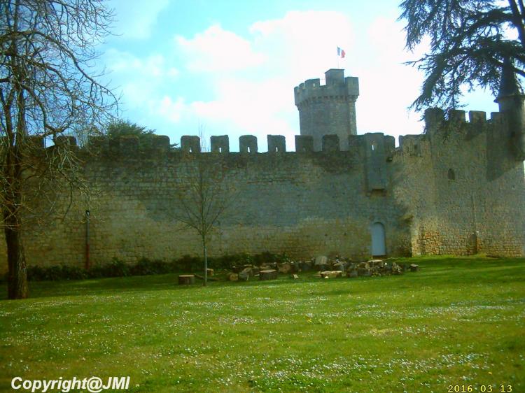 suite (SAINTE CROIX DU MONT. Adresse : Château de Tastes - 33410 Sainte Croix du Mont,cette semaine je vous emmène voir Sainte Croix du Mont   le château