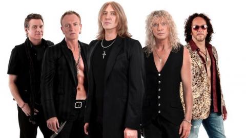 DEF LEPPARD - Les détails de la compilation The Story So Far - The Best Of ; la reprise "Personal Jesus" et le nouveau titre "We All Need Christmas" dévoilés