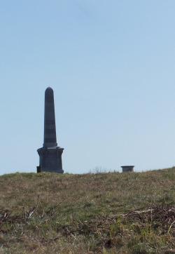 La table d'orientation et l'obélisque à gauche