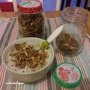 Muesli maison et yaourt de soja (acheté) avec compote maison