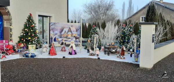Le monde féérique de Noël devant une maison de Citers (70)