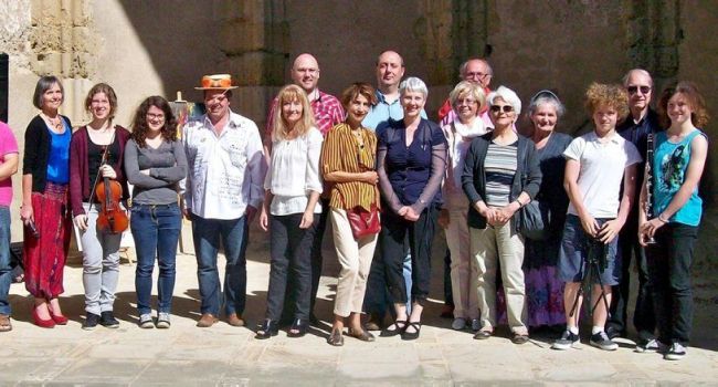 Le groupe lors des Lectures communes de 2014, avec le récital de la Société des poètes et artistes de France au clocher Saint-Martin.