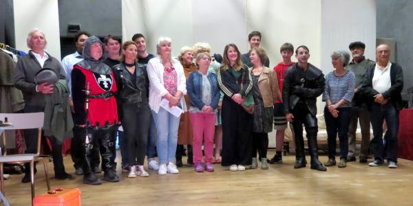 La Compagnie des Gens a présenté des extraits de son nouveau spectacle estival "Richard III, l'enquête" à ses adhérents et à ses partenaires..