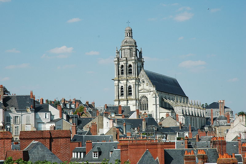 Photo de la cathédrale surplombant la ville.