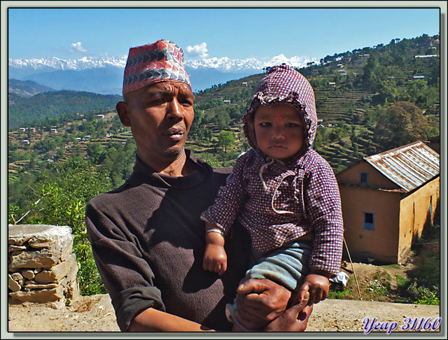 Blog de images-du-pays-des-ours : Images du Pays des Ours (et d'ailleurs ...), Traversée des collines entre Nagarkot et Katmandou: Regarde, le monsieur te prend en photo - Népal