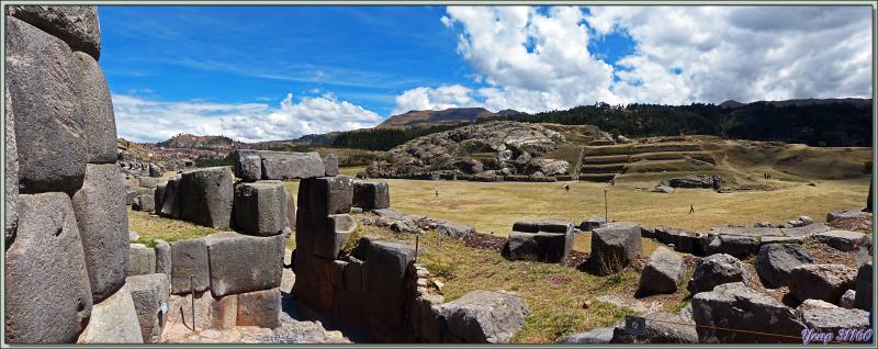 Panorama sur la Colline Rodarero vue du sommet de la forteresse Sacsayhuamán - Cuzco - Pérou