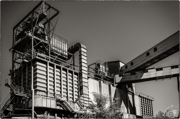 l'Usine (en couleurs ou en noir et blanc ?)