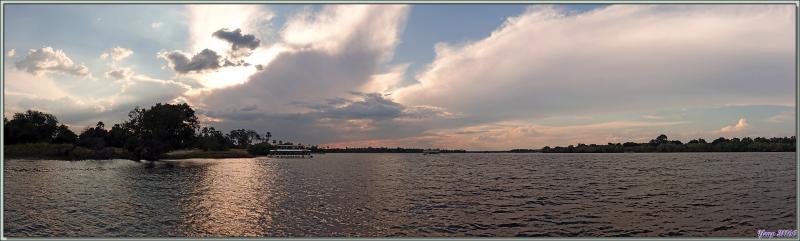 Le coucher de soleil est en train de s'embellir, mais la luminosité pour l'observation de la faune commence à devenir problématique ! - Fleuve Zambèze - Zimbabwe