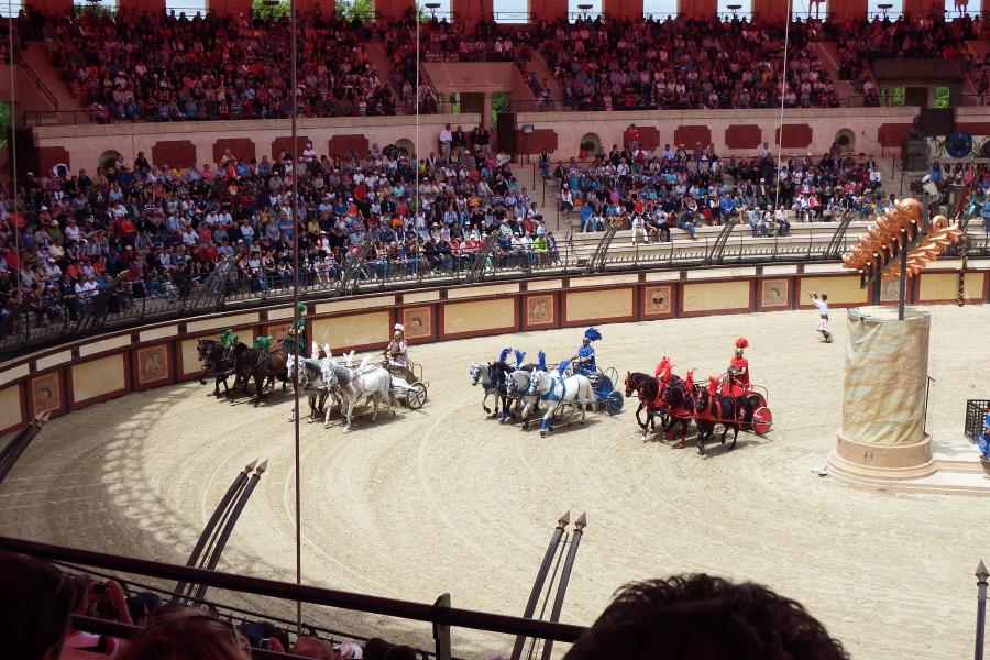Le signe du triomphe au puy du fou 