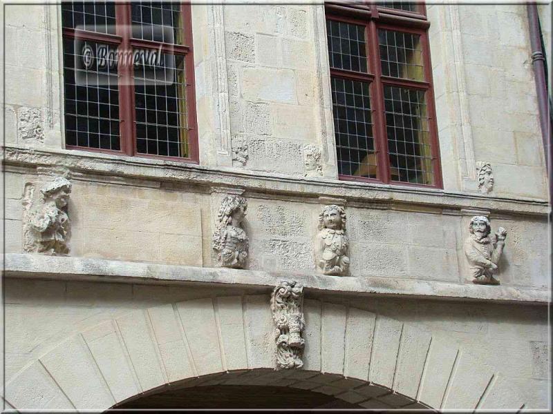La Rochelle rue des Merciers clé de voûte maison aux têtes