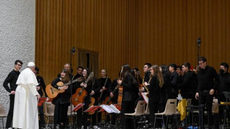 Le Pape François et un groupe d'orchestre musical