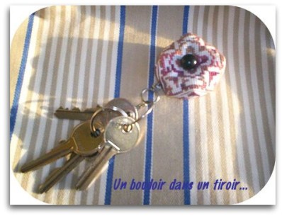 Biscornu-porte-cle-aurore.jpg