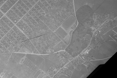 Sains-en-Gohelle - Centre-ville en 1933, Église Saint-Vaast, le Parc Bacon, le stade, en bas à droite la cité minière (remonterletemps.ign.fr)