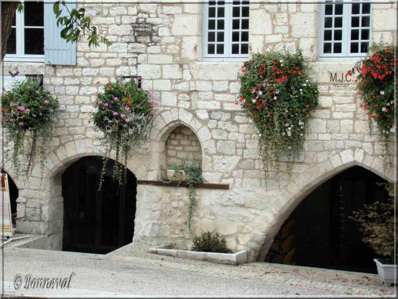 Monflanquin Lot-et-Garonne couverts en contrebas de la place