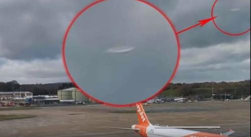 Rencontres entre avions et ovnis.