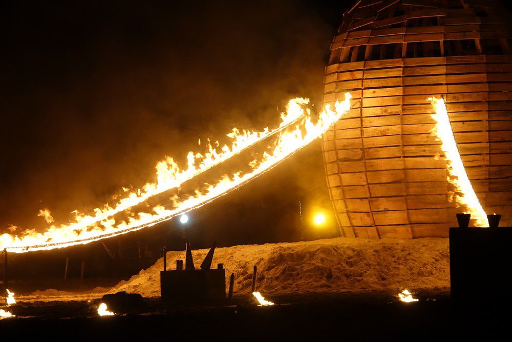 Un feu de la Saint-Jean original, "L'oeuf du Phénix"...