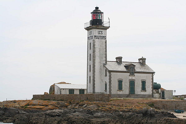 Phare_de_l-ile_aux_Moutons_-Glenan-_Fouesnant-_France-.jpg