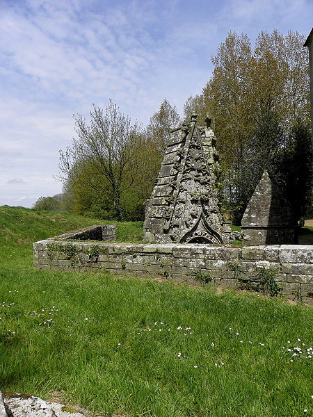 File:Pluméliau (56) Chapelle Saint-Nicodème Fontaines 13.JPG