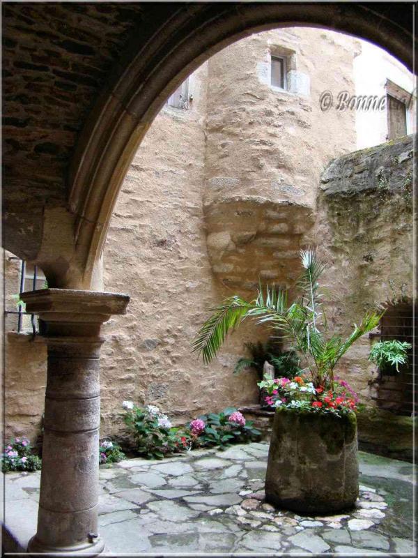 Sauveterre-de-Rouergue Aveyron l'Hôtel de Ville ancien couvent
