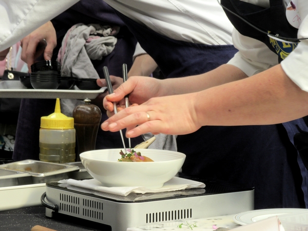 Takashi Kinoshita , chef étoilé du Château de Courban,  a démontré tout  son talent au salon "Art et Saveurs" organisé par le Lions Club