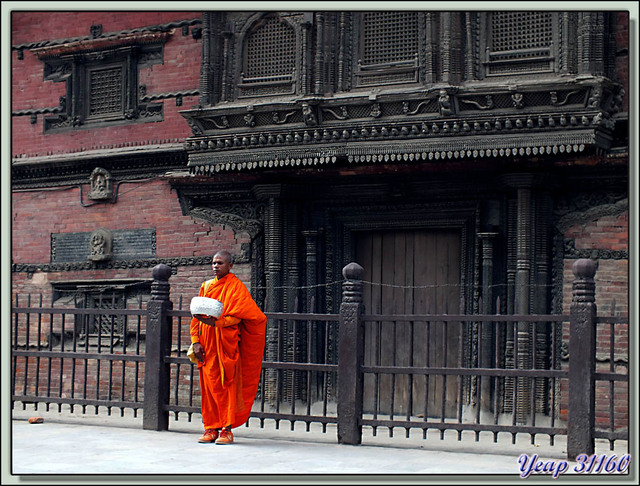 Blog de images-du-pays-des-ours : Images du Pays des Ours (et d'ailleurs ...), Moine attendant l'aumône - Basantapur Durbar (Nau-Talle Durbar) - Durbar Square - Katmandou - Népal