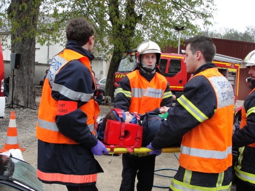 Démonstrations des Sapeurs-Pompiers Châtillonnais en direction des élèves du Collège Fontaine des Ducs de Châtillon sur Seine...