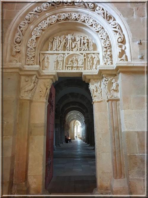 1034 - Vézelay sous la pluie,  dans l’Yonne (89)  Suite Art.1033