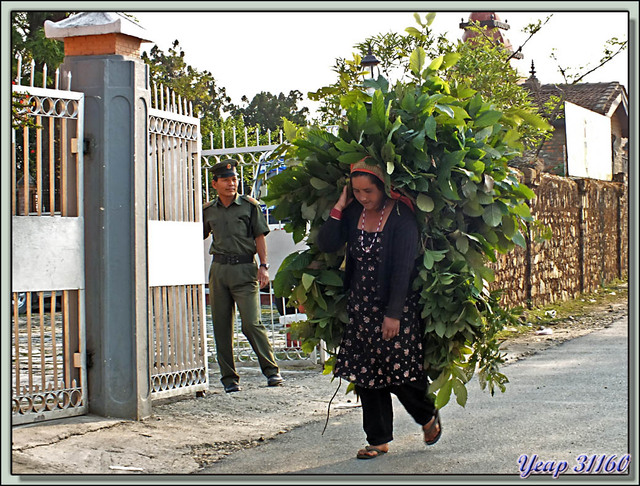 Blog de images-du-pays-des-ours : Images du Pays des Ours (et d'ailleurs ...), Dans les rues de Tansen (Palpa): femme au "doko", toujours et encore - Népal