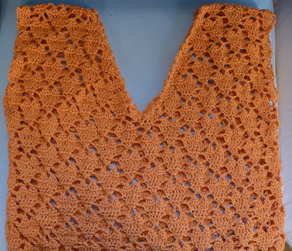 Photos de la même blouse. Meilleur rendu de la couleur sur la seconde