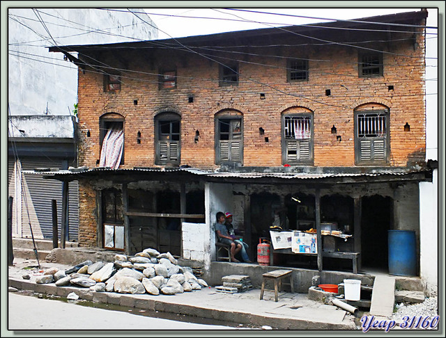 Blog de images-du-pays-des-ours : Images du Pays des Ours (et d'ailleurs ...), La vieille maison et les fabricants de beignets (bien gras) - Pokhara - Népal