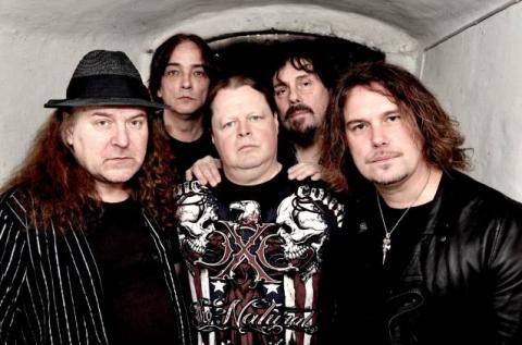 SNAKES IN PARADISE - Un nouvel extrait de l'album Step Into The Light dévoilé