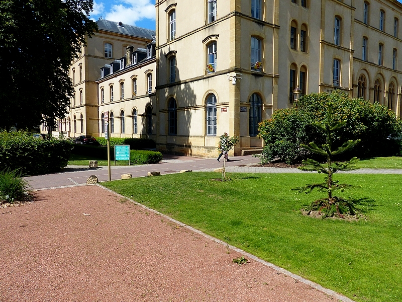 Metz / Les jardins autour du Conseil Régional de Lorraine...