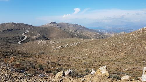 La montagne crétoise entre KALOI LIMENES et le cap TRAHOULAS