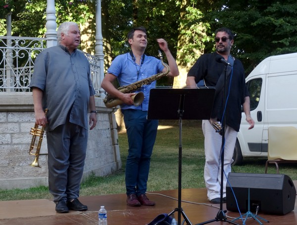 Thierry Caens, Daniel Fernandez et Nicolas Fourgeux ont donné un superbe concert au jardin de la Mairie....