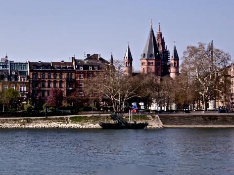 Mainzer Dom vue depuis le Rhin.